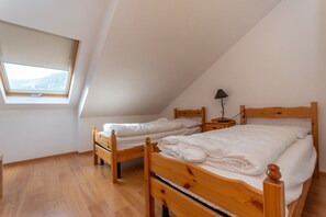 3 bedrooms, iron/ironing board, free WiFi, bed sheets