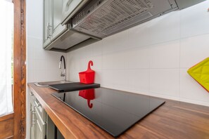 Frigorifero, microonde, piano cottura, macchina per tè/caffè