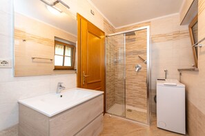 Shower, hair dryer, towels - Appartamento Monzoni (Pozza di Fassa)