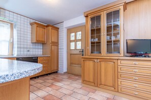 Fridge, oven, coffee/tea maker, cookware/dishes/utensils - Appartamento Monzoni (Pozza di Fassa)