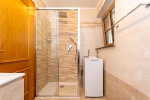 Dusche, Haartrockner, Handtücher