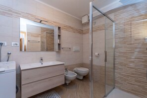 Shower, hair dryer, towels - Appartamento Vajolet (Pozza di Fassa)