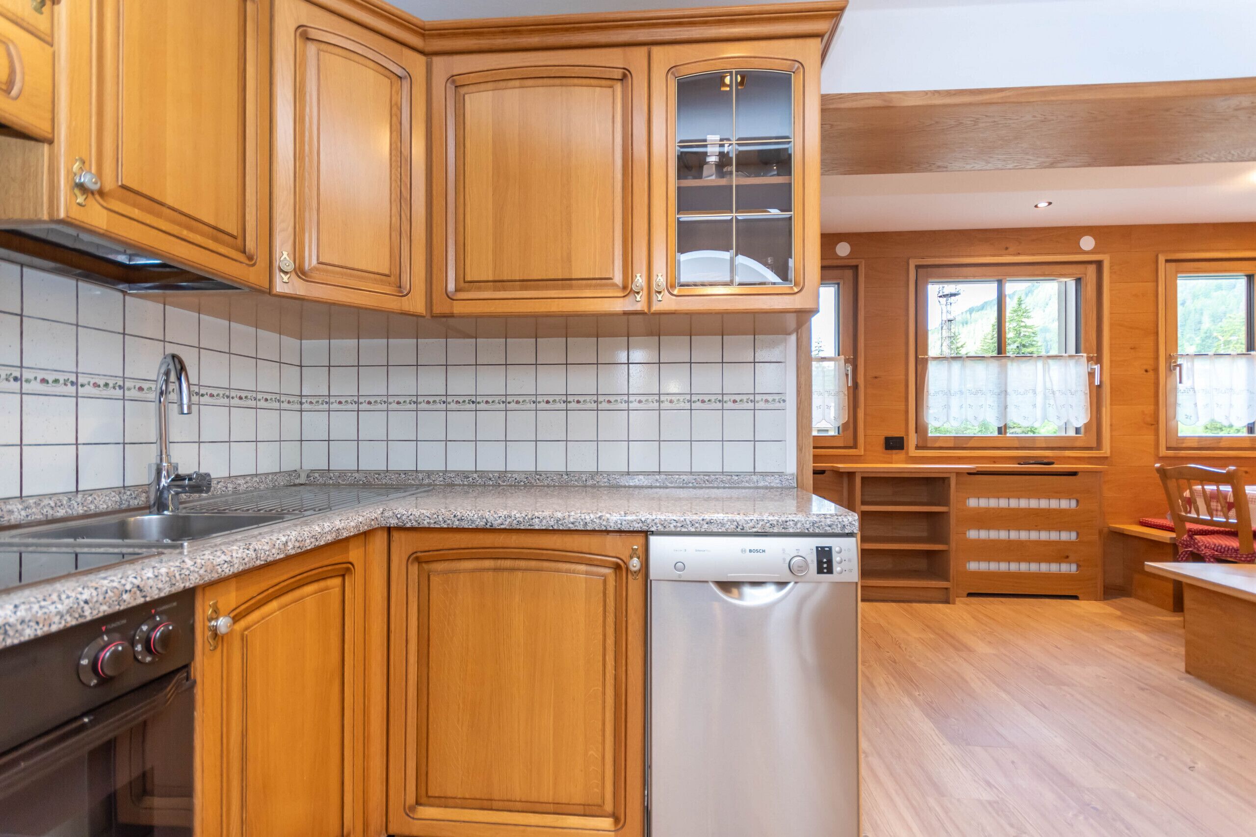 Kühlschrank, Ofen, Geschirrspüler, Wasserkocher mit Kaffee-/Teezubehör