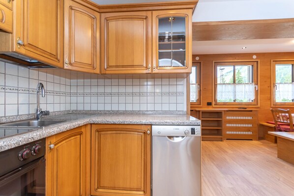 冷蔵庫、オーブン、食器洗い機、コーヒー / ティーメーカー