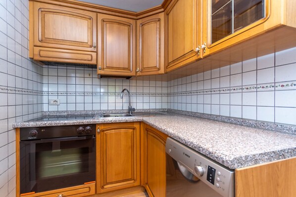 Réfrigérateur, un four, lave-vaisselle, cafetiÚre-théiÚre