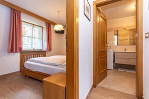 2 室のベッドルーム、WiFi (無料)、ベッドシーツ