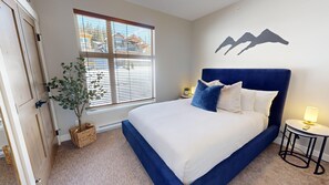 3 bedrooms, WiFi, bed sheets - Best Alpine Views in SP + Quality Luxury Furnishing + EV+ Steps out Ski + All Season Family Fun (Sun Peaks)