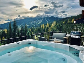 Outdoor spa tub - Best Alpine Views in SP + Quality Luxury Furnishing + EV+ Steps out Ski + All Season Family Fun (Sun Peaks)