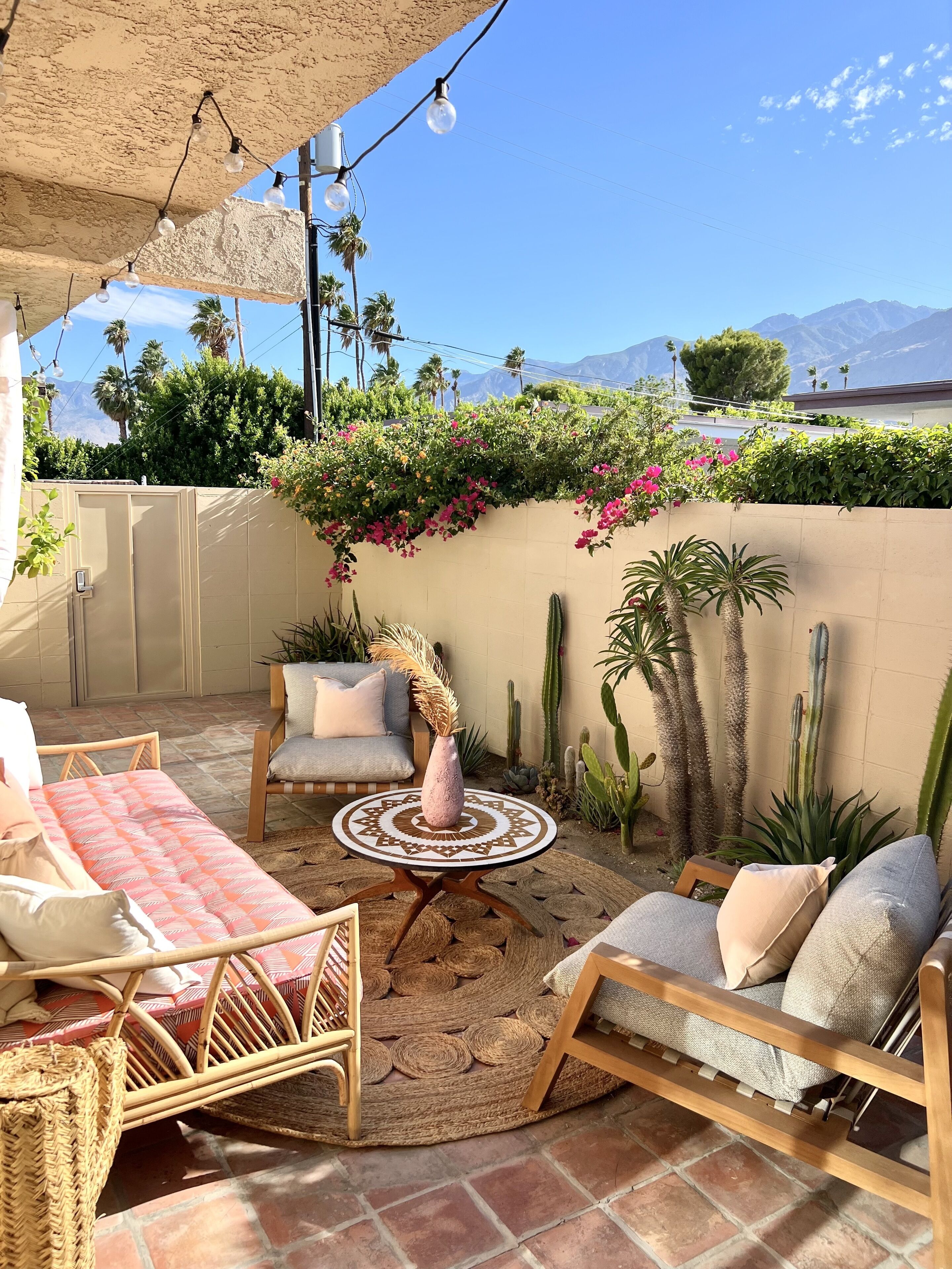 STUNNING REMODELED MID-CENTURY CONDO WITH MOUNTAIN VIEWS!