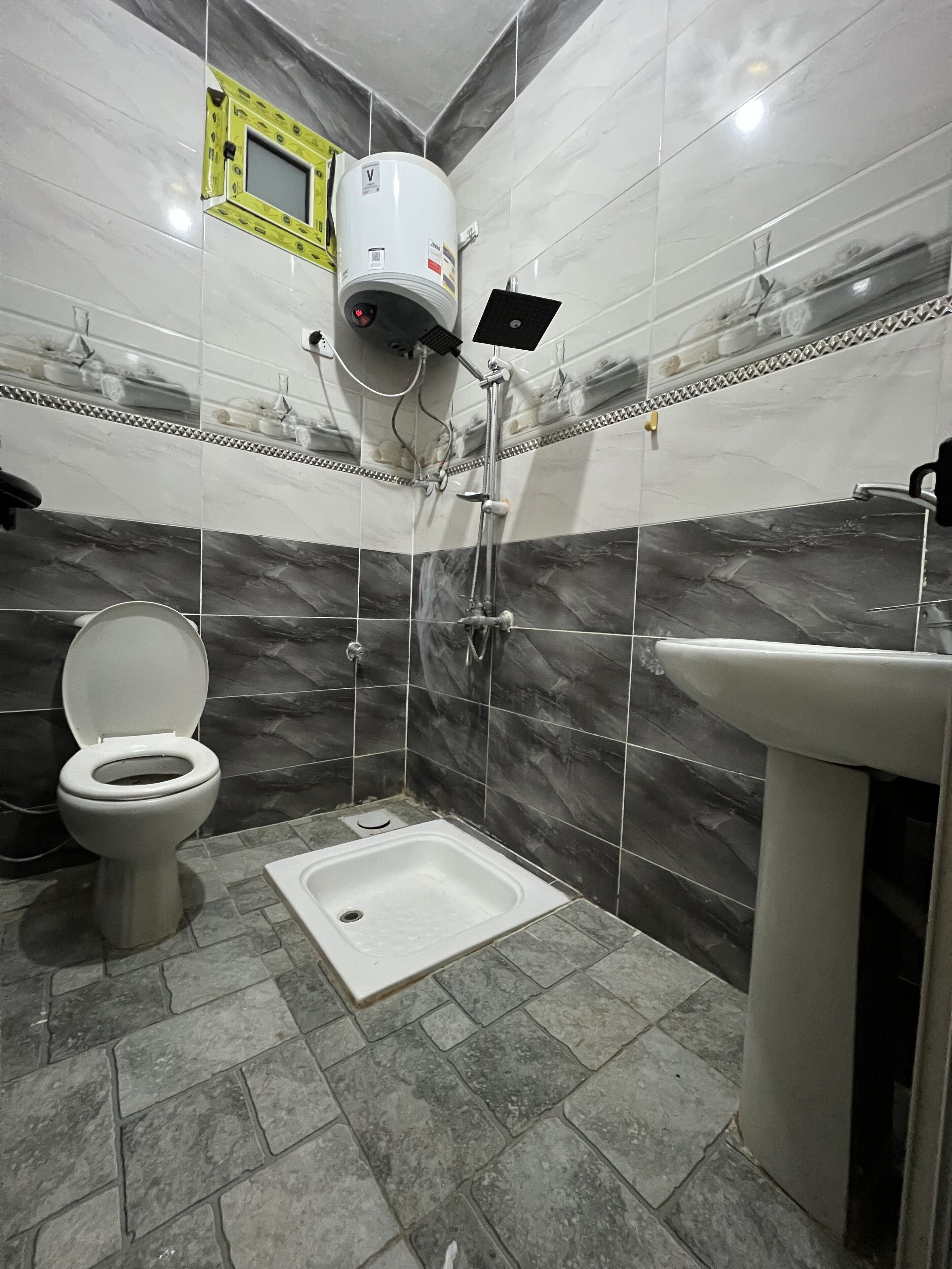 Douche, serviettes fournies, savon, papier toilette