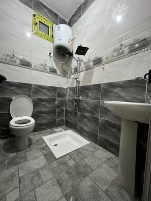 Regadera, toallas, jabón, papel de baño 