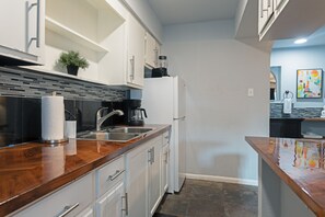 Fridge, microwave, oven, stovetop - Montrose Dainty Studio! Medical Center 25 ⭐️⭐️⭐️⭐️⭐️ (Houston)