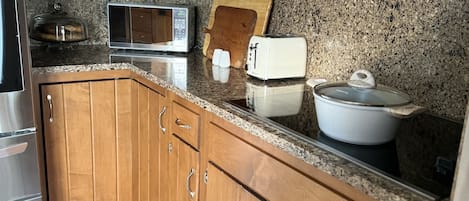 Een koelkast, een magnetron, een oven, een kookplaat