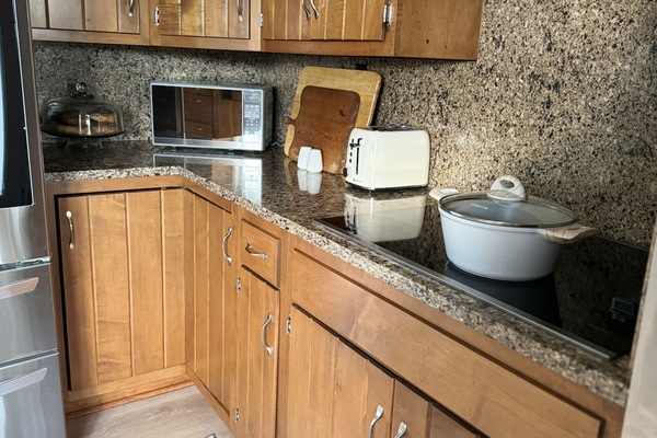 Geladeira, micro-ondas, fogão, cooktop