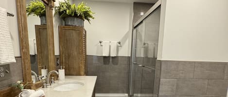 Een douche, een haardroger, handdoeken, toiletpapier