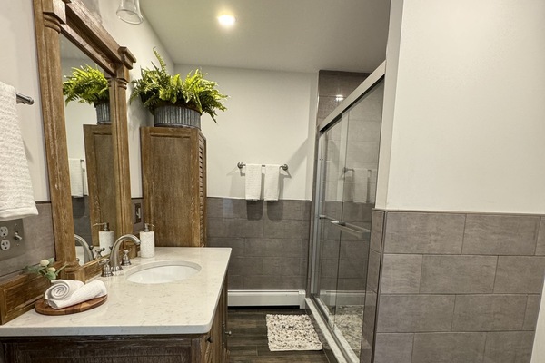 Een douche, een haardroger, handdoeken, toiletpapier