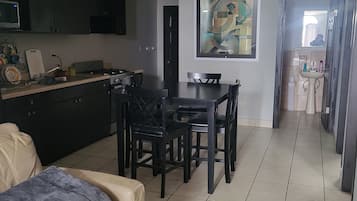 Apartamento familiar | Cocina privada | Frigorífico grande, microondas, horno y placa de cocina