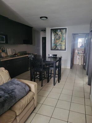 Apartamento familiar | Cocina privada | Frigorífico grande, microondas, horno y placa de cocina