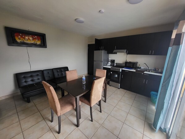 Appartement traditionnel, 1 chambre | Cuisine privée | Réfrigérateur grande capacité avec congélateur, four à micro-ondes