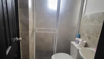 Apartamento familiar | Baño | Ducha, toallas, jabón y papel higiénico