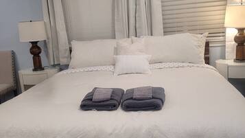 1 slaapkamer, een bureau, een strijkplank/strijkijzer, wifi