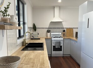 Réfrigérateur, micro-ondes, plaque de cuisson, lave-vaisselle