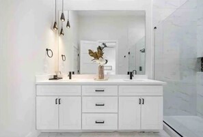 Douche, serviettes fournies, savon, papier toilette