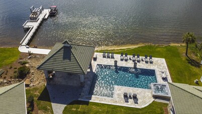 Luxury Lakefront Retreat Private Dock & Stunning Views!