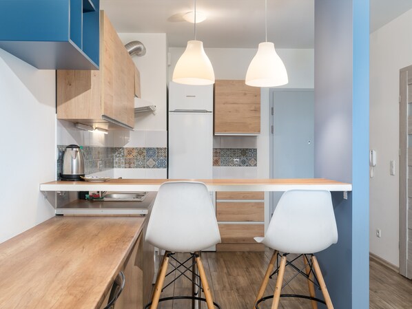 Fridge, stovetop, dishwasher