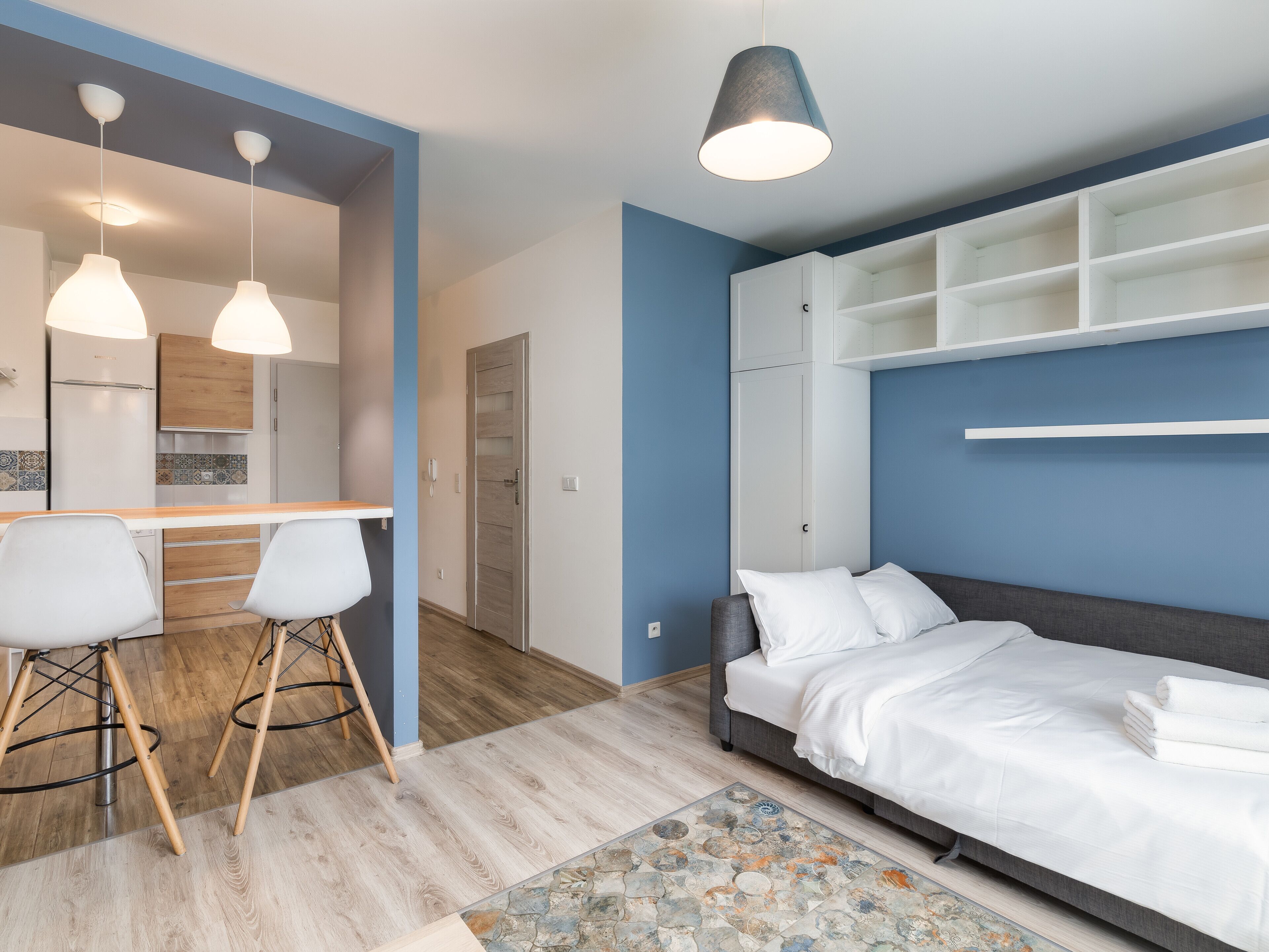 Tabla de planchar con plancha, wifi y ropa de cama 