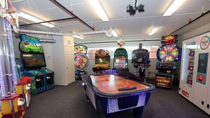 A room with a pool table, arcade games, and a Prize Hub machine. - Vacation Village at Parkway, Kissimmee, FL (Kissimmee)