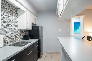 Køleskab, mikrobølgeovn, ovn, kogeplade