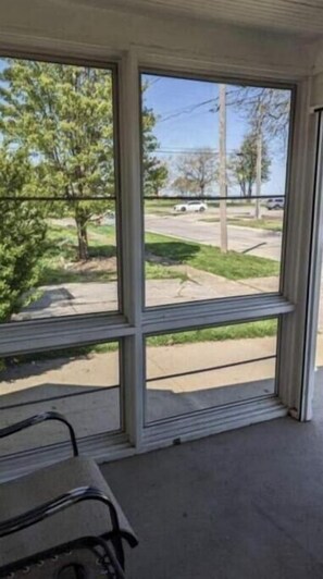 Interior - Cozy 2 bedroom home w/ Lakeview (Lorain)