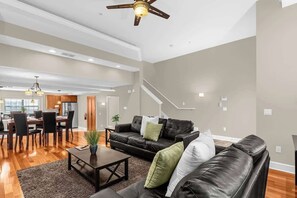 TV, books, offices - Enchanted Garden Townhouses 1 Mile to Disney World (Orlando)