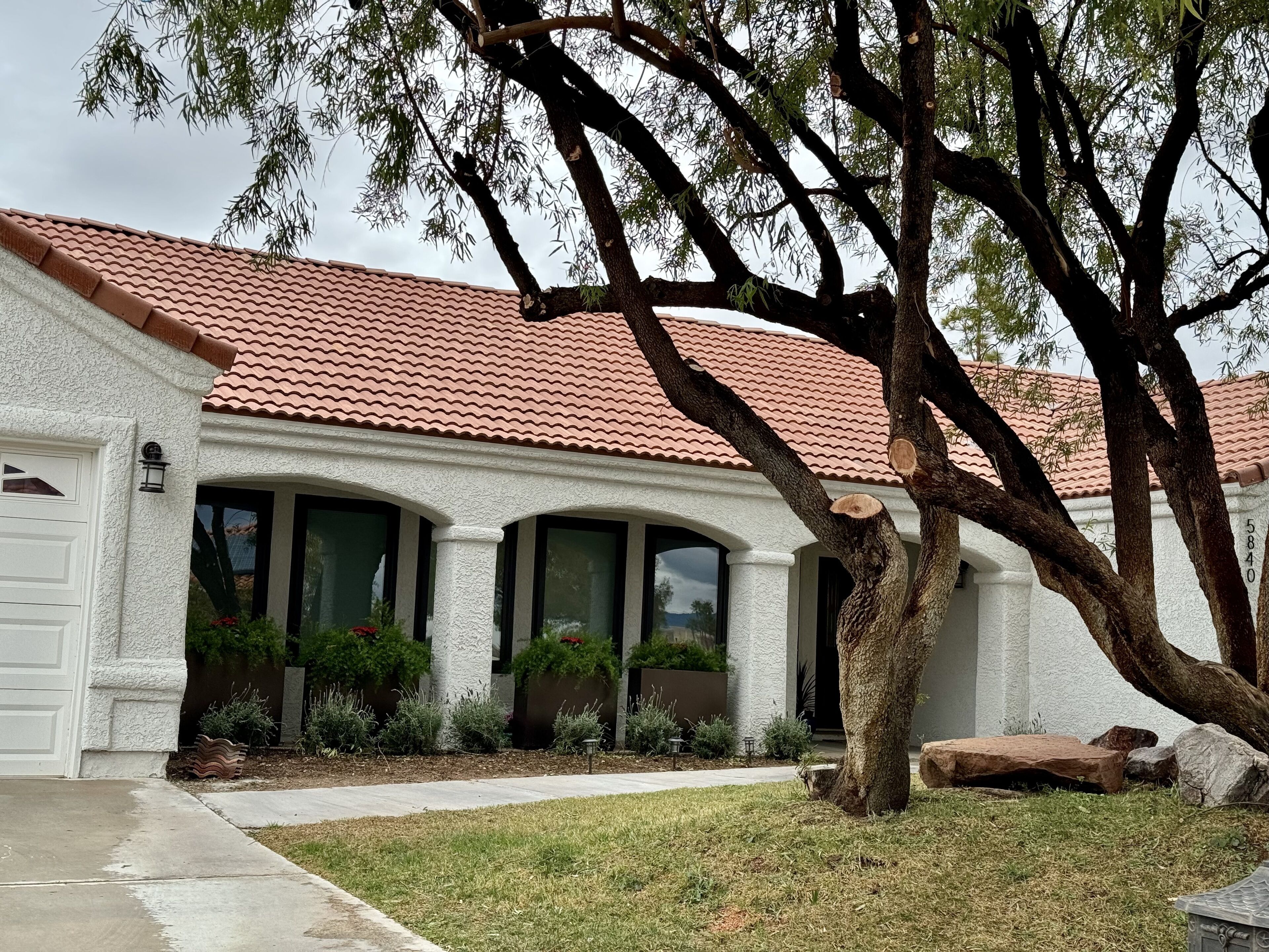 Beautiful, Cozy Private Home Only 10 min from Strip 4BR/3 BA, Pool and Spa