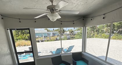 3-bedroom cozy Waterfront Canal Home- 4 miles from the beach