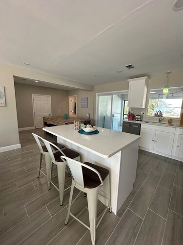 3-bedroom cozy Waterfront Canal Home- 4 miles from the beach