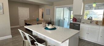 3-bedroom cozy Waterfront Canal Home- 4 miles from the beach