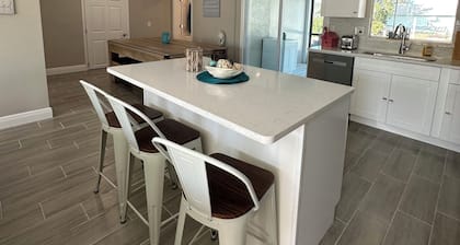 3-bedroom cozy Waterfront Canal Home- 4 miles from the beach