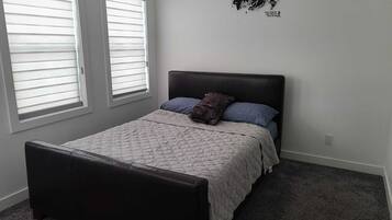 3 bedrooms, desk, free WiFi, bed sheets
