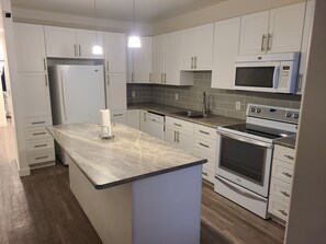 Réfrigérateur, micro-ondes, four, plaque de cuisson