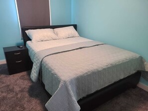 3 habitaciones, escritorio, wifi gratis y ropa de cama