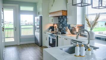 冰箱、微波炉、烤箱、炉灶