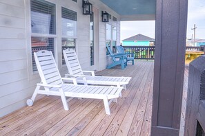 Terrace/patio - 10% discount for weekly stays! Family Friendly 4 bedroom home! (Bolivar Peninsula)