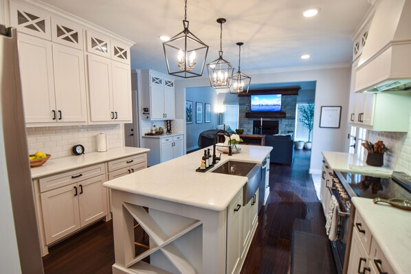 Fridge, microwave, oven, stovetop - Private place to hide away. Endless fun w/pool & game room for multiple families (Fort Worth)