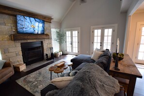 Smart TV, fireplace, video games, ping pong - Private place to hide away. Endless fun w/pool & game room for multiple families (Fort Worth)