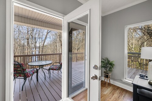 Lake Lanier Retreat + Deep Water Dock + Hot Tub