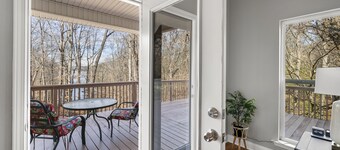 Lake Lanier Retreat + Deep Water Dock + Hot Tub