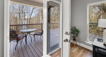Lake Lanier Retreat + Deep Water Dock + Hot Tub