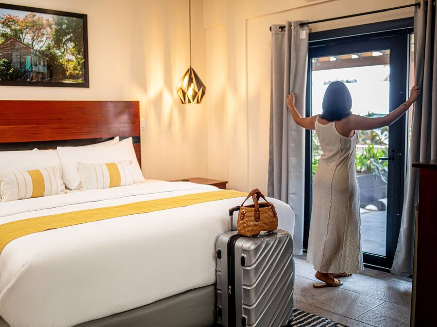 Deluxe suite, 1 kingsize bed | Een kluis op de kamer, individueel gedecoreerd, verduisterende gordijnen